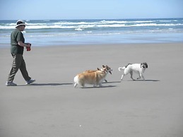 Tillicum Beach Motel (Deane's Oceanfront Lodge)