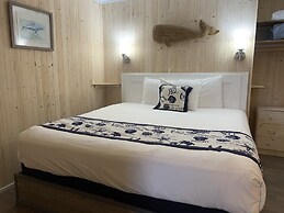 Tillicum Beach Motel (Deane's Oceanfront Lodge)