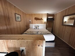 Tillicum Beach Motel (Deane's Oceanfront Lodge)