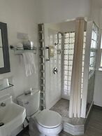 Tillicum Beach Motel (Deane's Oceanfront Lodge)