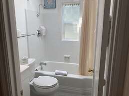 Tillicum Beach Motel (Deane's Oceanfront Lodge)