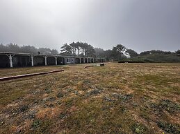 Tillicum Beach Motel (Deane's Oceanfront Lodge)