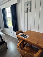 Tillicum Beach Motel (Deane's Oceanfront Lodge)