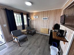 Tillicum Beach Motel (Deane's Oceanfront Lodge)