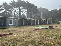 Tillicum Beach Motel (Deane's Oceanfront Lodge)