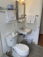 Tillicum Beach Motel (Deane's Oceanfront Lodge)