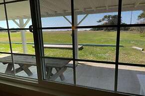 Tillicum Beach Motel (Deane's Oceanfront Lodge)