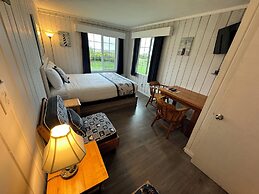 Tillicum Beach Motel (Deane's Oceanfront Lodge)