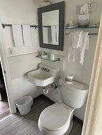 Tillicum Beach Motel (Deane's Oceanfront Lodge)