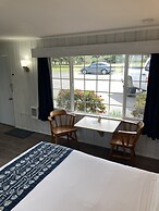 Tillicum Beach Motel (Deane's Oceanfront Lodge)