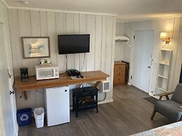 Tillicum Beach Motel (Deane's Oceanfront Lodge)