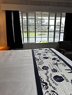 Tillicum Beach Motel (Deane's Oceanfront Lodge)