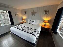 Tillicum Beach Motel (Deane's Oceanfront Lodge)