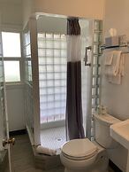 Tillicum Beach Motel (Deane's Oceanfront Lodge)