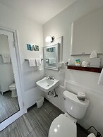 Tillicum Beach Motel (Deane's Oceanfront Lodge)