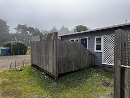 Tillicum Beach Motel (Deane's Oceanfront Lodge)