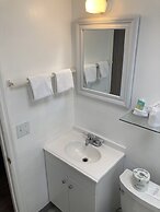 Tillicum Beach Motel (Deane's Oceanfront Lodge)