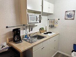 Tillicum Beach Motel (Deane's Oceanfront Lodge)