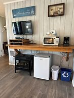 Tillicum Beach Motel (Deane's Oceanfront Lodge)