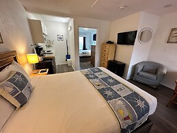 Tillicum Beach Motel (Deane's Oceanfront Lodge)