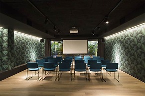 Yurbban Trafalgar Hotel