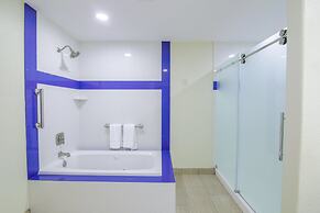 Holiday Inn Express & Suites Raymondville by IHG