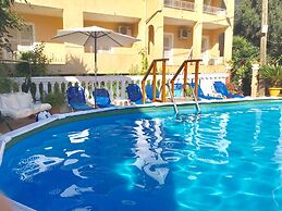 Almyra Apartments & Studios