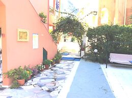 Almyra Apartments & Studios