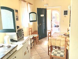 Almyra Apartments & Studios