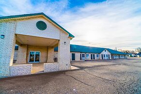 HomeTown Inn By OYO Texhoma, OK