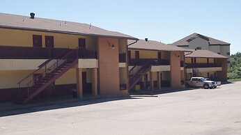 Holiday Lodge & Suites