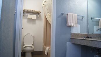 Holiday Lodge & Suites