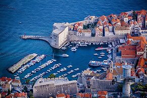 SUNce Palace Apartments with free offsite parking