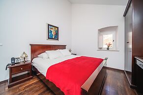 SUNce Palace Apartments with free offsite parking