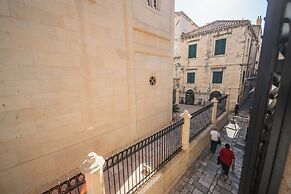 SUNce Palace Apartments with free offsite parking