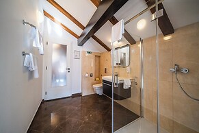 SUNce Palace Apartments with free offsite parking