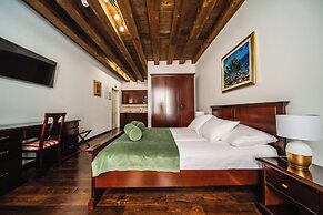 SUNce Palace Apartments with free offsite parking