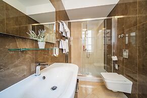 SUNce Palace Apartments with free offsite parking