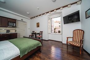 SUNce Palace Apartments with free offsite parking