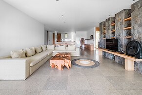 Jimbaran Balangan BeachFront Villa Nakar