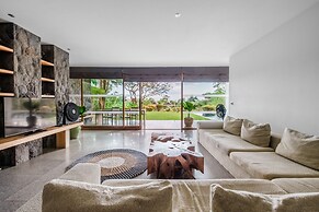 Jimbaran Balangan BeachFront Villa Nakar