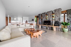 Jimbaran Balangan BeachFront Villa Nakar