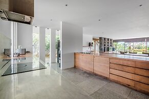 Jimbaran Balangan BeachFront Villa Nakar