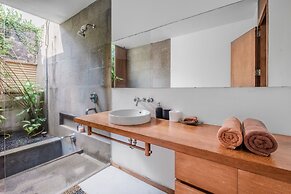 Jimbaran Balangan BeachFront Villa Nakar