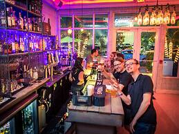 Beds n' Drinks Hostel