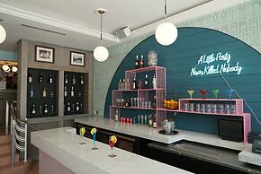 Beds n' Drinks Hostel