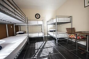 Beds n' Drinks Hostel