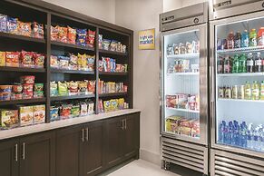 La Quinta Inn & Suites by Wyndham Fort Worth West - I-30