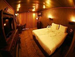 Vintage Luxury Yacht Hotel