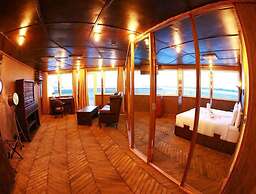 Vintage Luxury Yacht Hotel